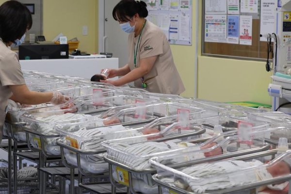 翻翻策略 韩国明年起将实行“小学生家长10点上班制”，已试点运行3年，将全国推广