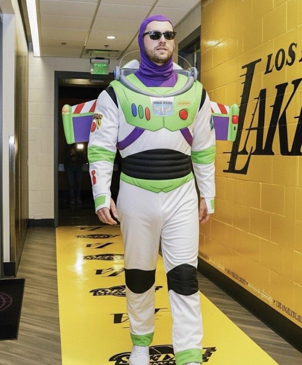 天宇优配  东契奇今日NBA杯迎来复出，赛前装扮成巴斯光年入场